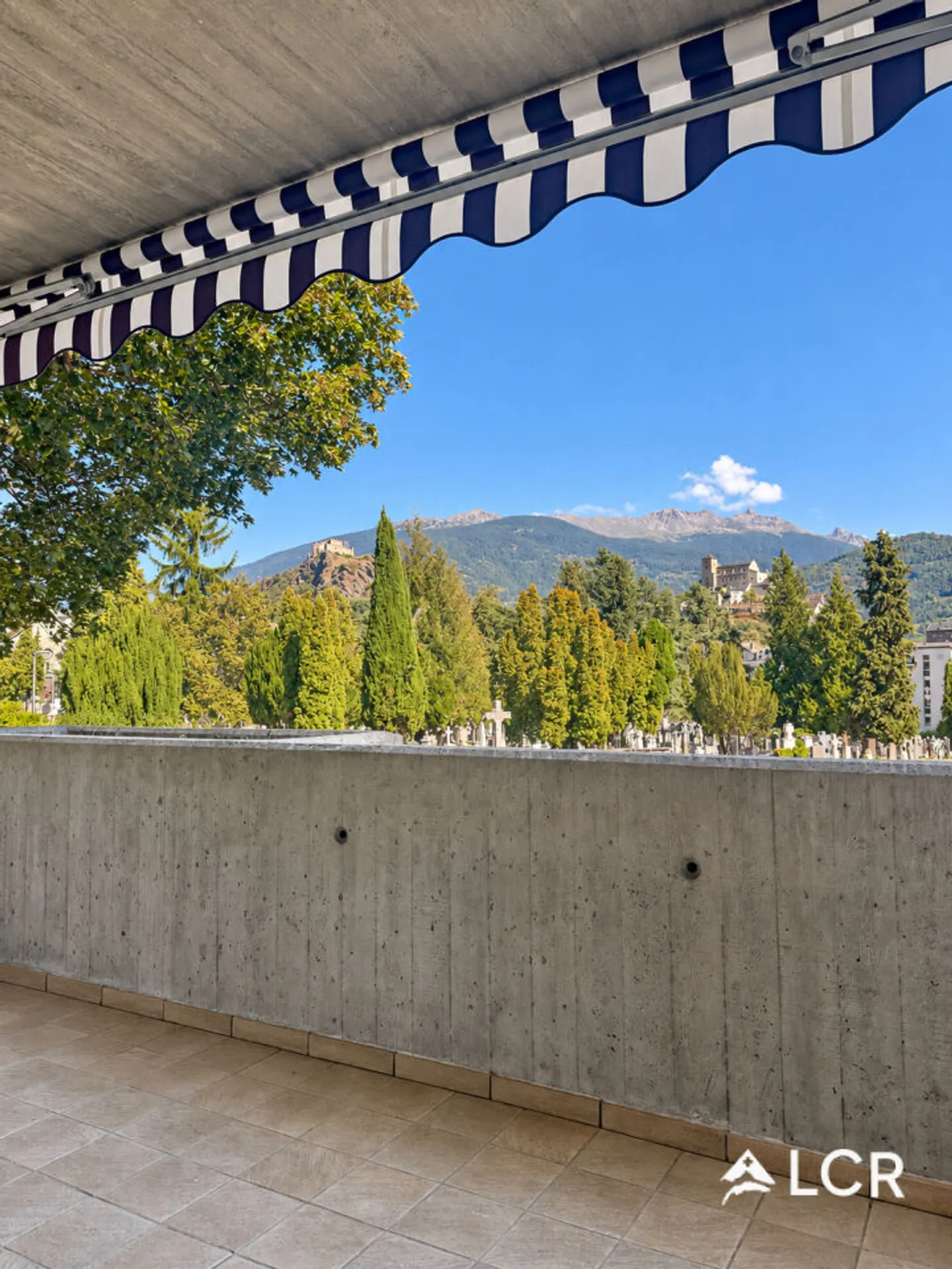 Appartement rénové avec vue sur châteaux - Photo 8 sur 13