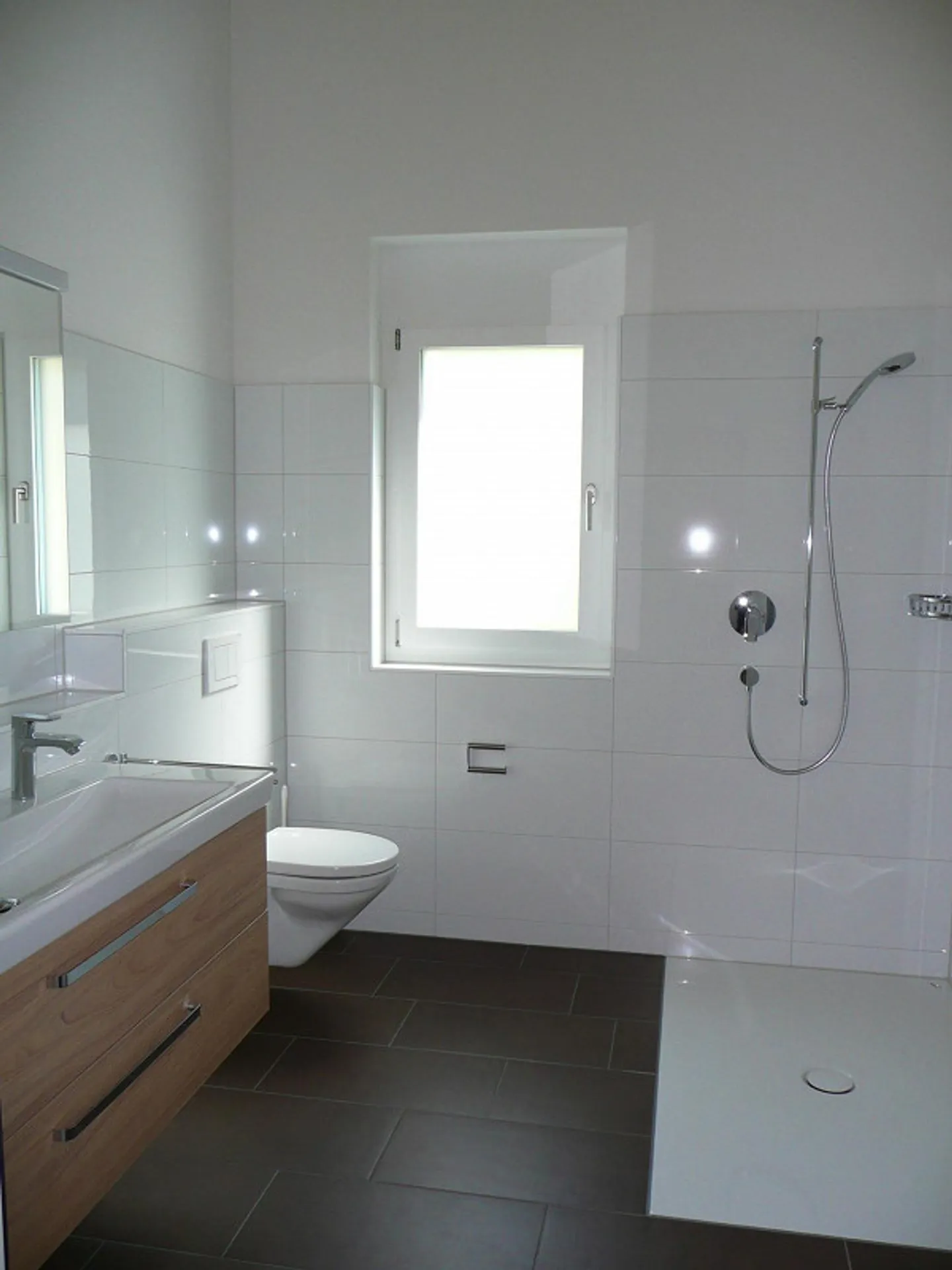 Modern and Sunny 4.5-Room Apartment - Photo 3 of 7