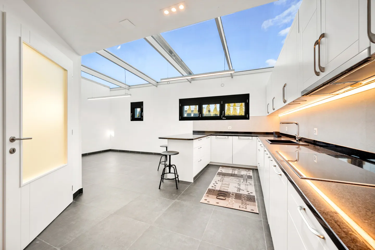 Villa per collezionisti di automobili con SPA e piscina interna - Foto 18 di 35