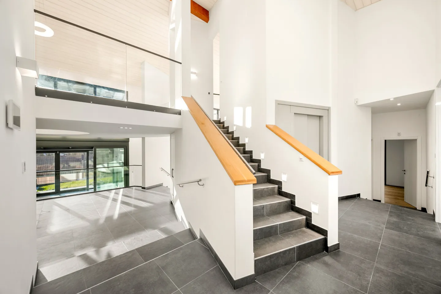 Villa per collezionisti di automobili con SPA e piscina interna - Foto 19 di 35