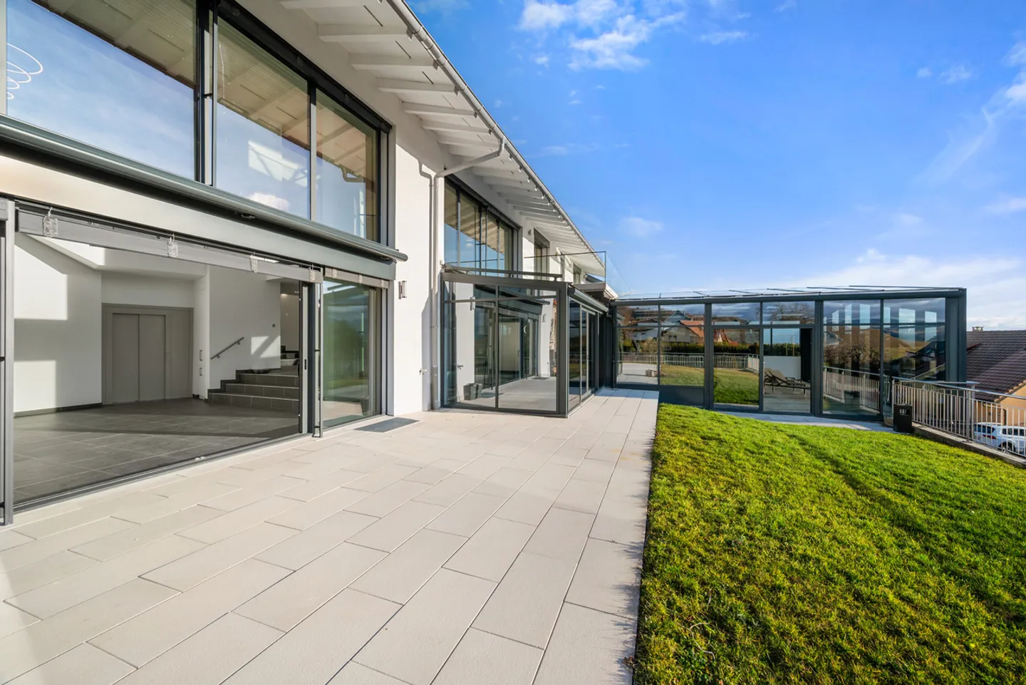 Villa per collezionisti di automobili con SPA e piscina interna - Foto 21 di 35