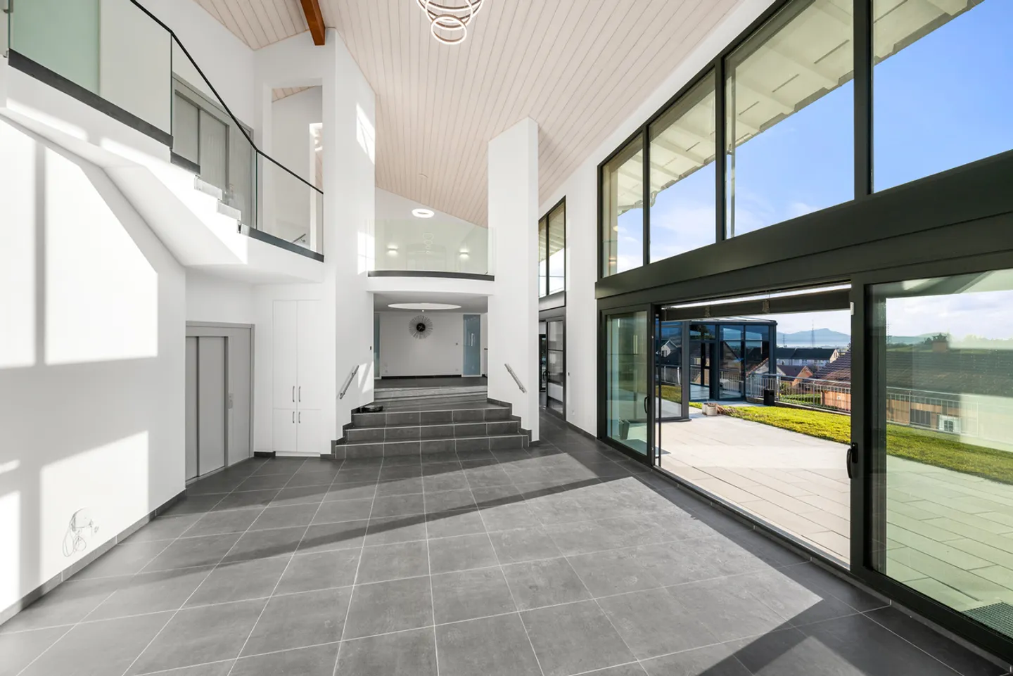 Villa per collezionisti di automobili con SPA e piscina interna - Foto 20 di 35