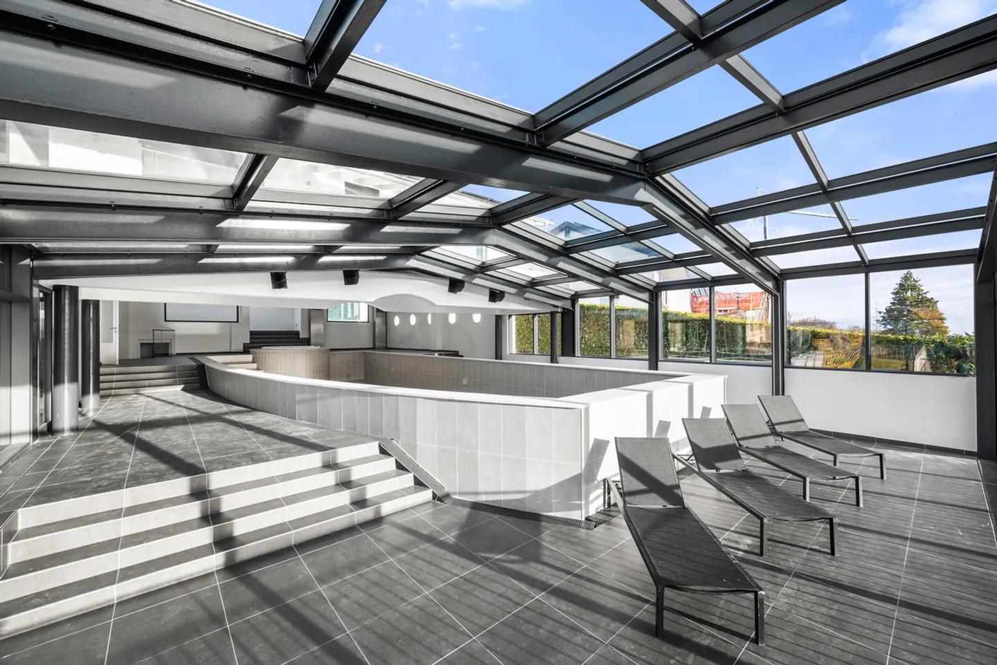 Villa per collezionisti di automobili con SPA e piscina interna - Foto 22 di 35