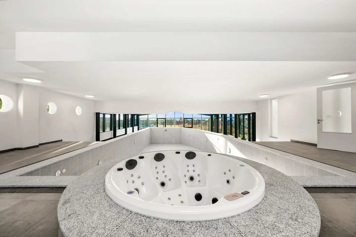 Villa per collezionisti di automobili con SPA e piscina interna - Foto 24 di 35