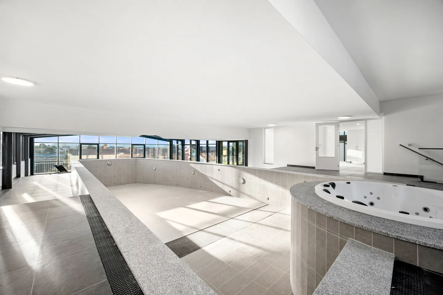 Villa per collezionisti di automobili con SPA e piscina interna - Foto 25 di 35