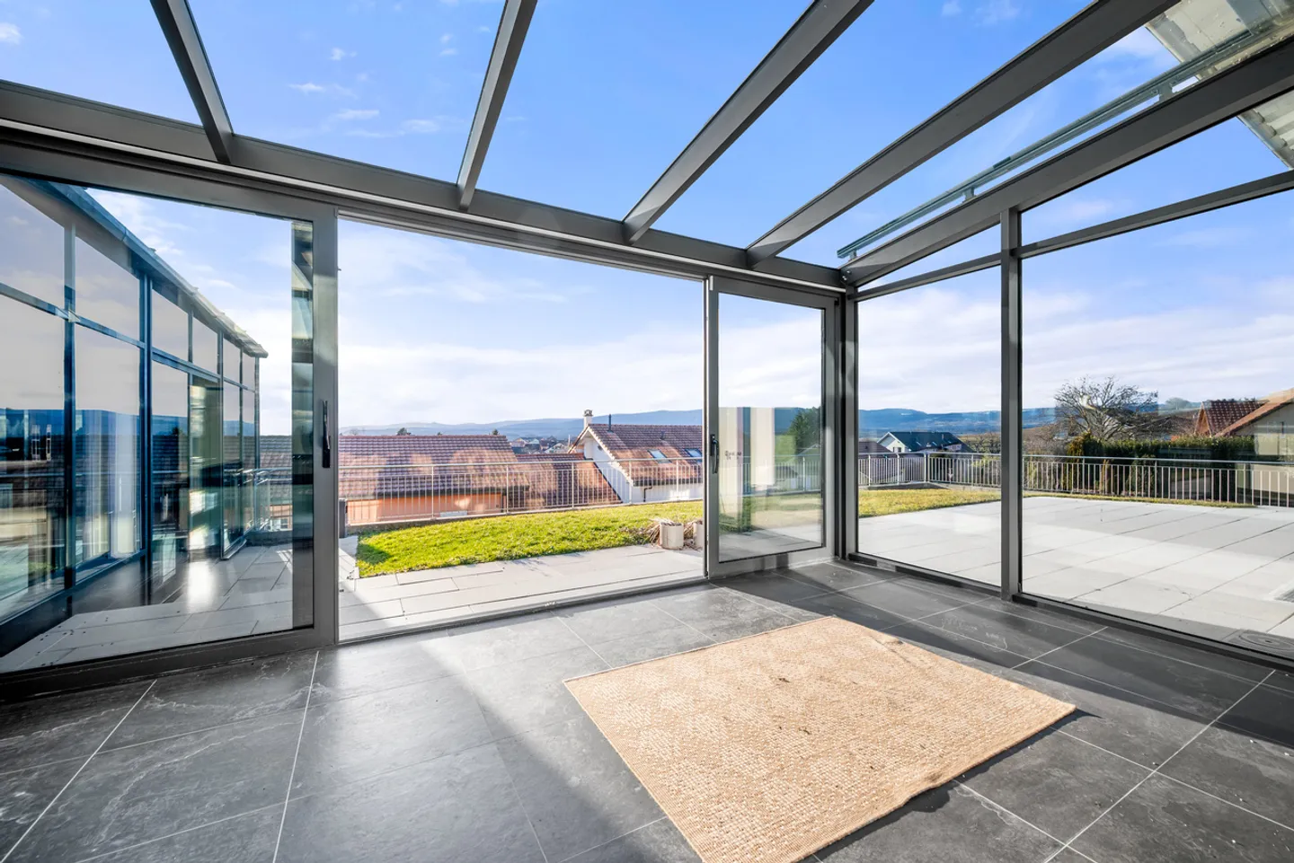 Villa per collezionisti di automobili con SPA e piscina interna - Foto 27 di 35