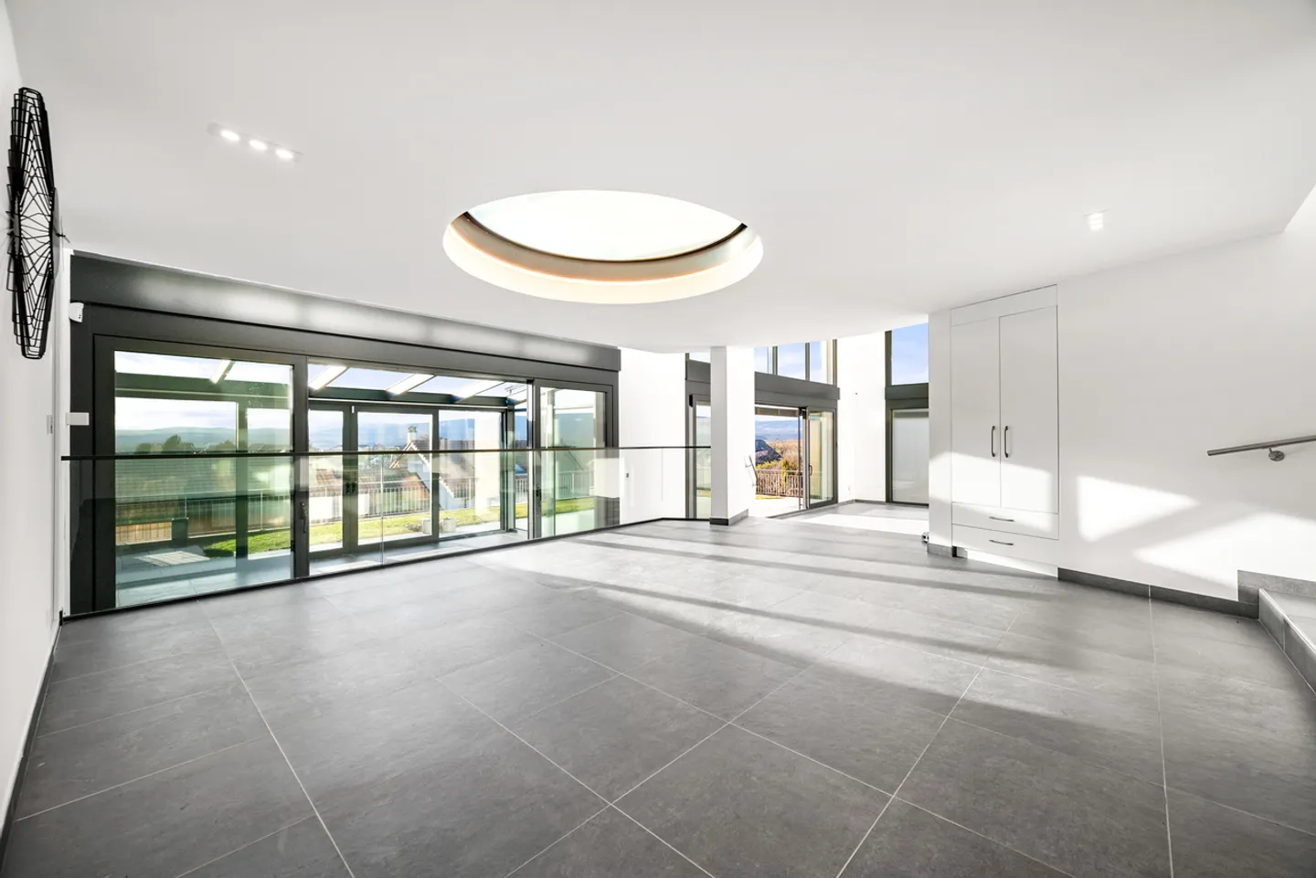 Villa per collezionisti di automobili con SPA e piscina interna - Foto 26 di 35