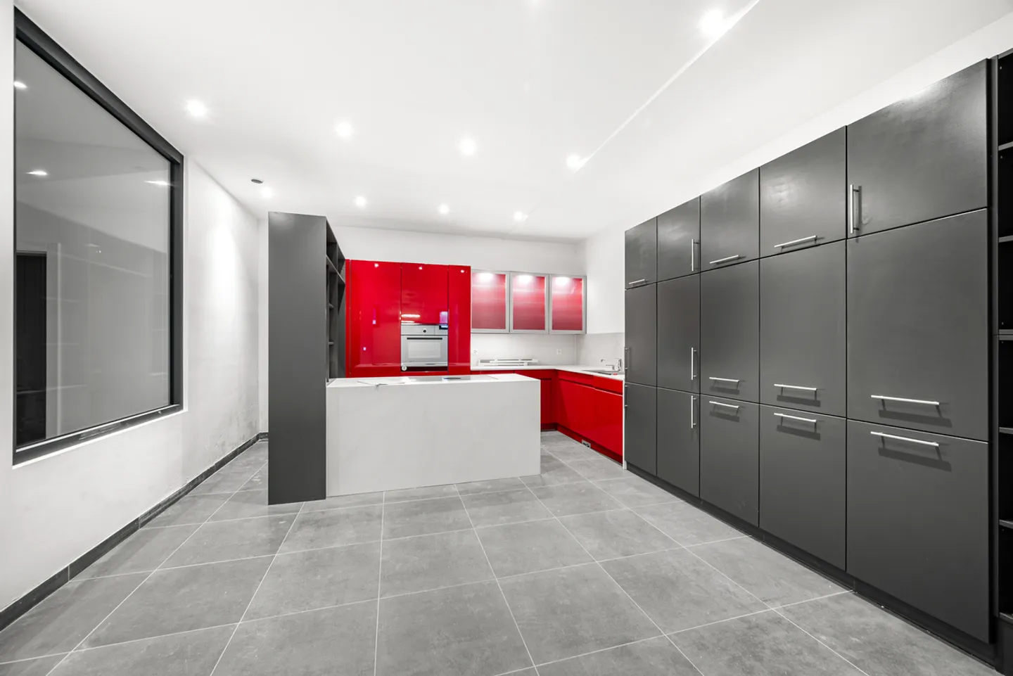 Villa per collezionisti di automobili con SPA e piscina interna - Foto 29 di 35