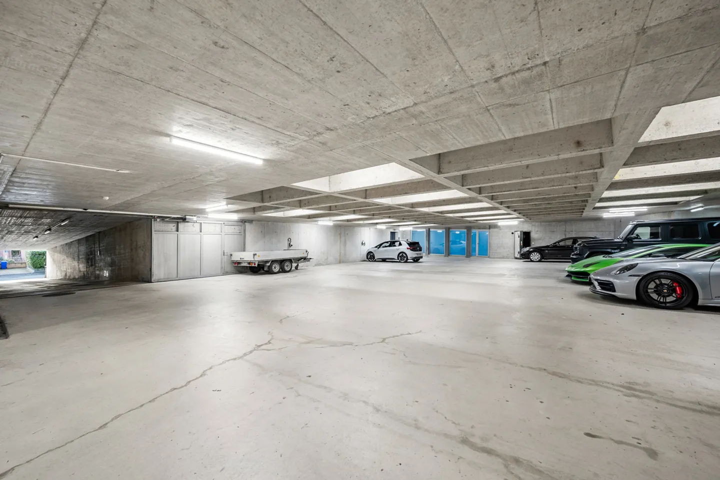 Villa per collezionisti di automobili con SPA e piscina interna - Foto 31 di 35