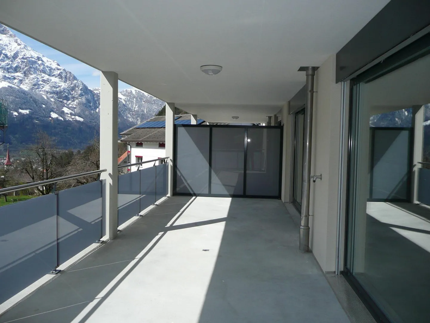 Modern and Sunny 4.5-Room Apartment - Photo 7 of 7