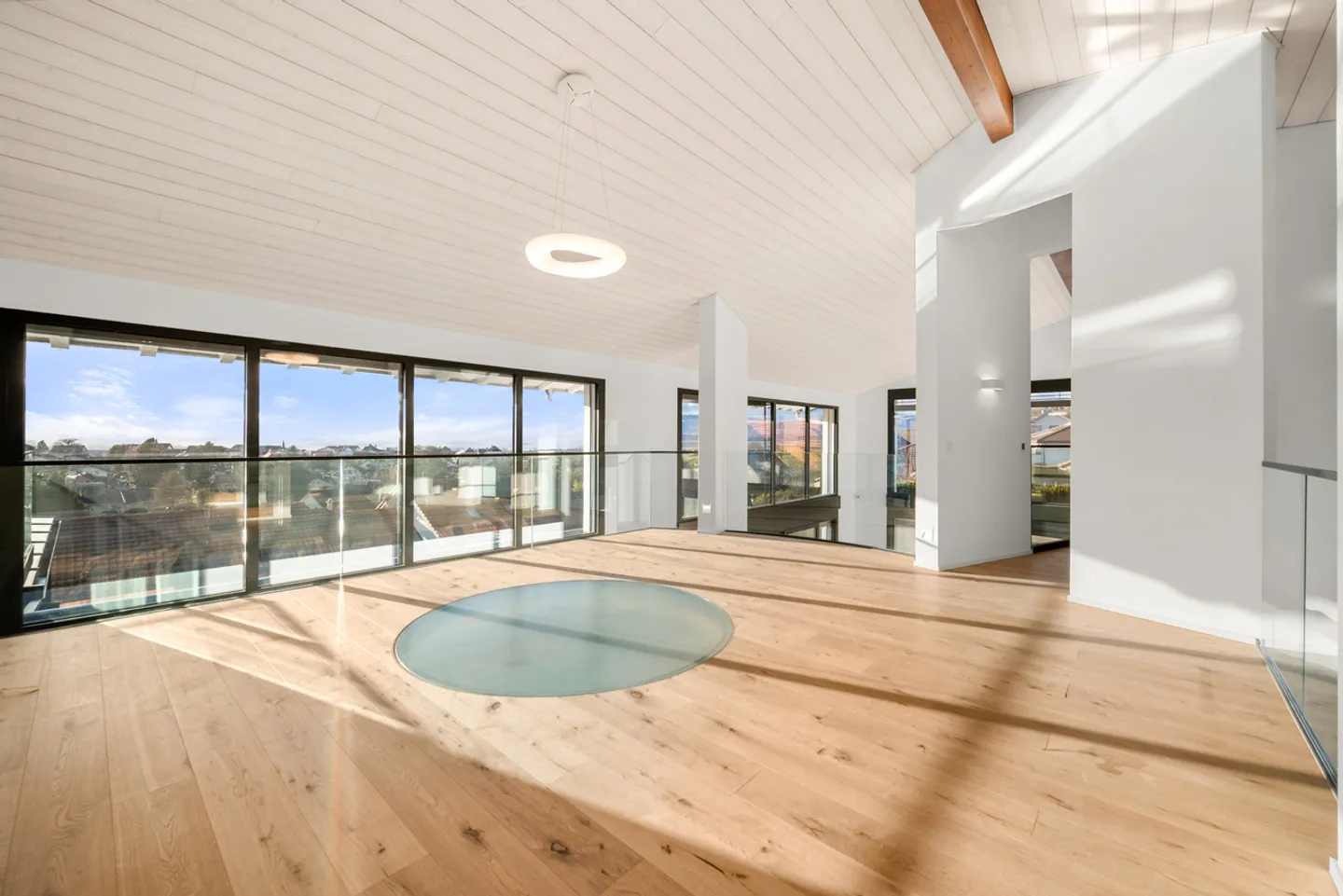 Villa per collezionisti di automobili con SPA e piscina interna - Foto 15 di 35