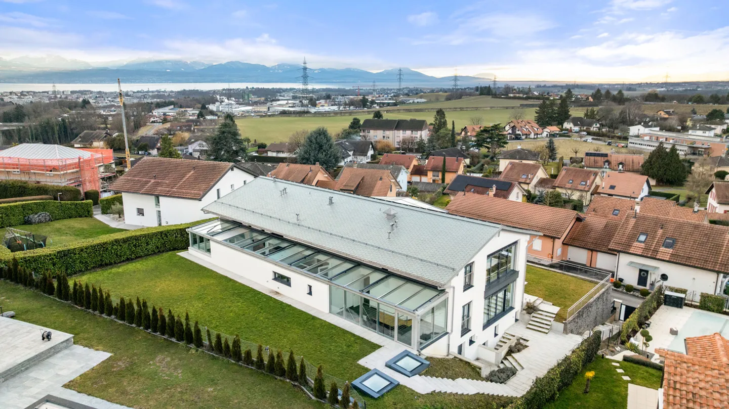 Villa per collezionisti di automobili con SPA e piscina interna - Foto 32 di 35