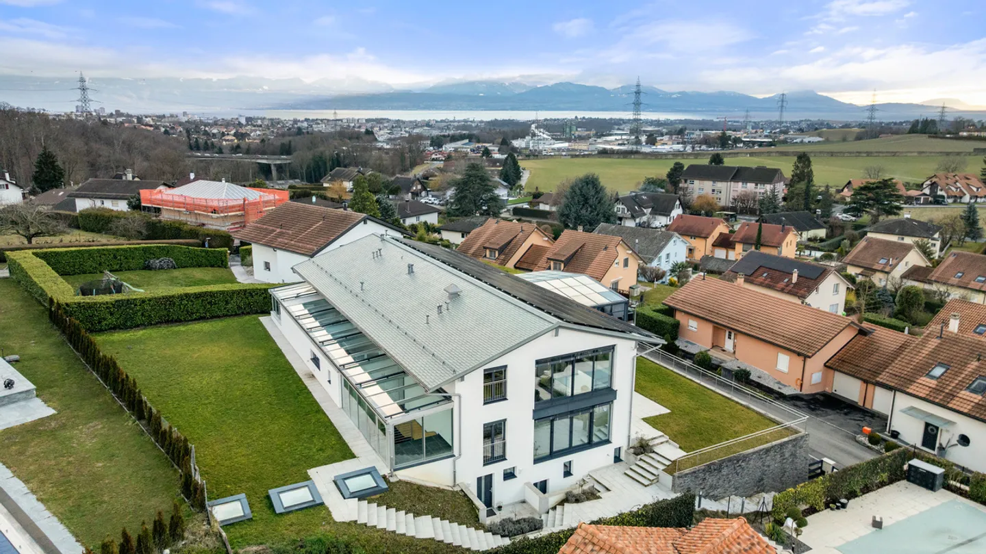 Villa per collezionisti di automobili con SPA e piscina interna - Foto 33 di 35