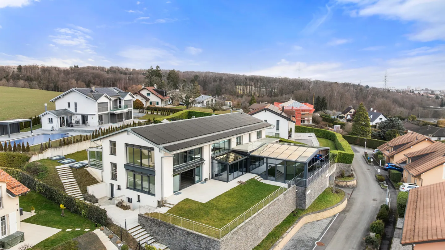 Villa per collezionisti di automobili con SPA e piscina interna - Foto 34 di 35