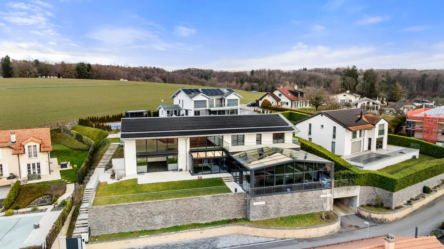 Villa per collezionisti di automobili con SPA e piscina interna - Foto 35 di 35