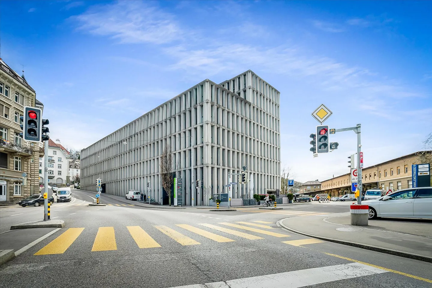 Posto auto vicino alla stazione disponibile immediatamente - Foto 1 di 1