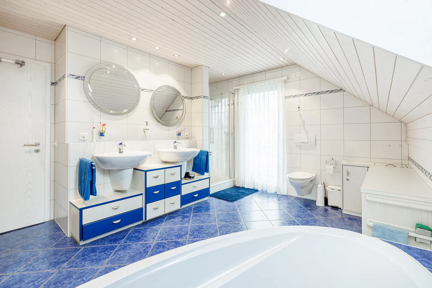 Casa spaziosa in una posizione adatta alle famiglie - Foto 9 di 11