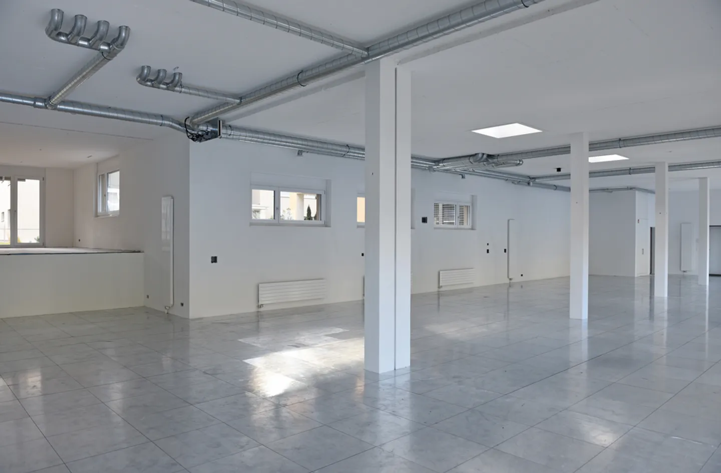 Spazio commerciale al piano terra con alta affluenza pedonale - Foto 2 di 8