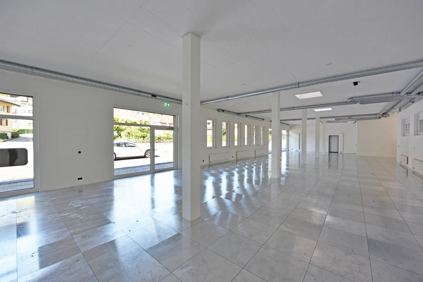 Spazio commerciale al piano terra con alta affluenza pedonale - Foto 4 di 8