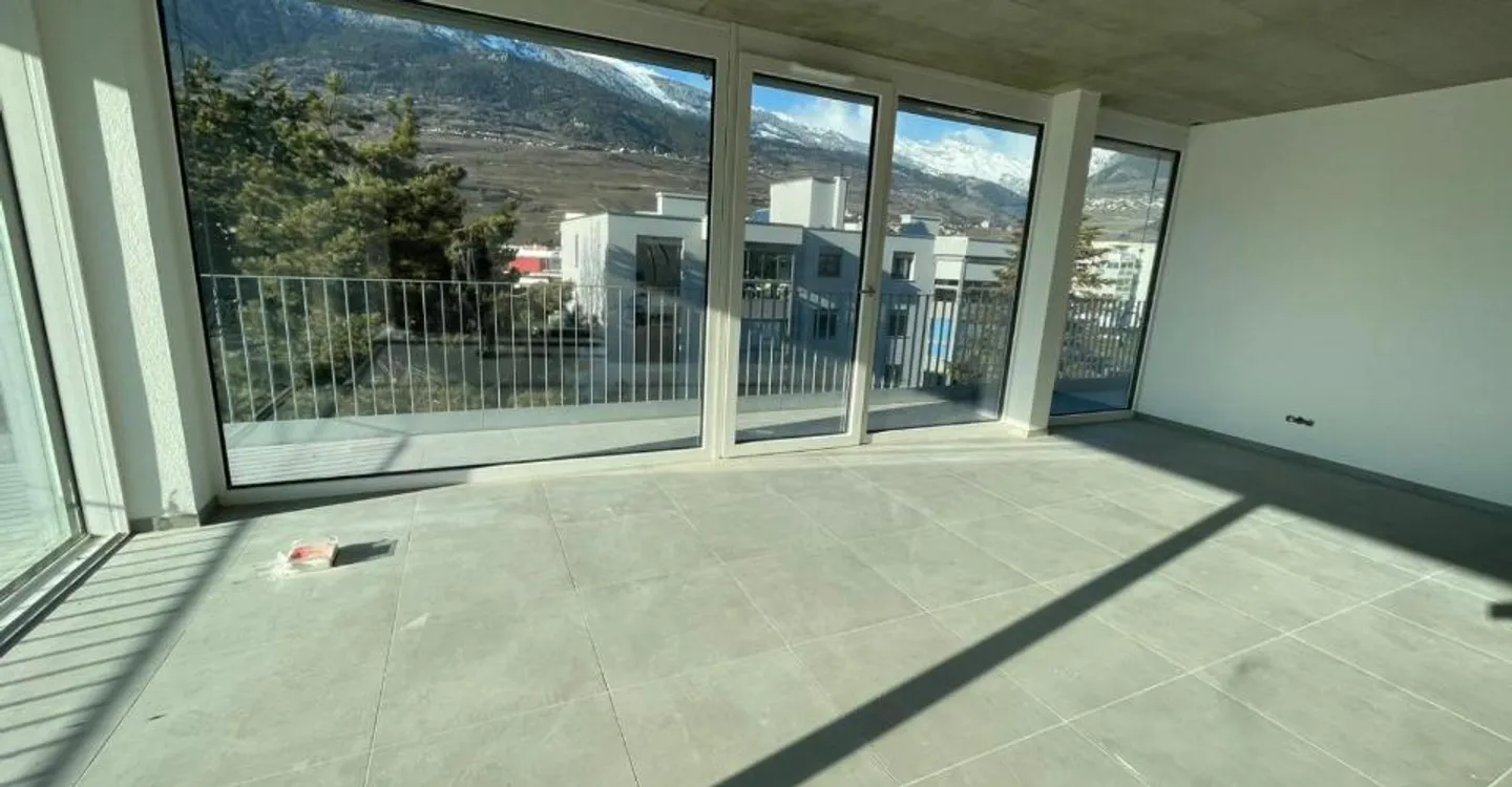 Spazioso attico nuovo con grande balcone - Foto 2 di 10