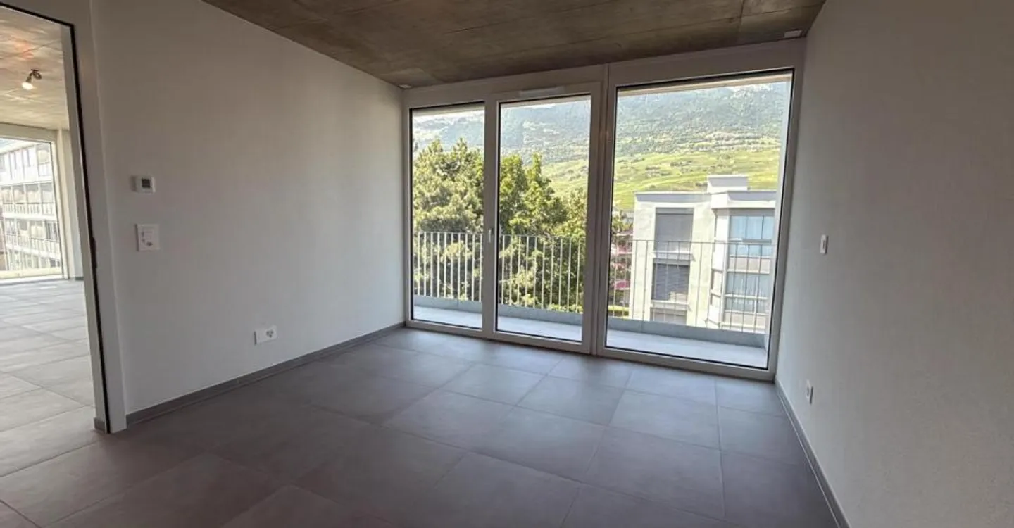 Spazioso attico nuovo con grande balcone - Foto 3 di 10