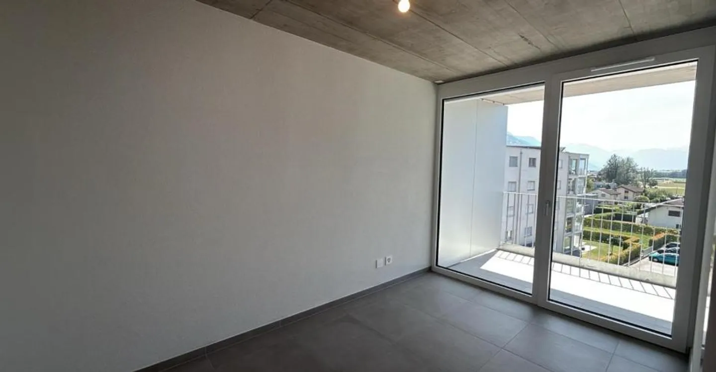 Spazioso attico nuovo con grande balcone - Foto 4 di 10