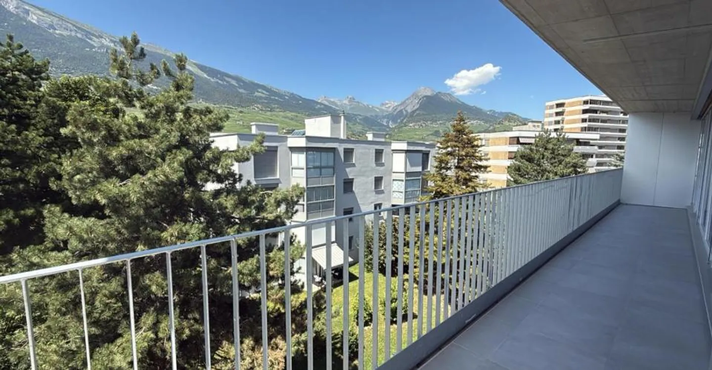 Spazioso attico nuovo con grande balcone - Foto 5 di 10