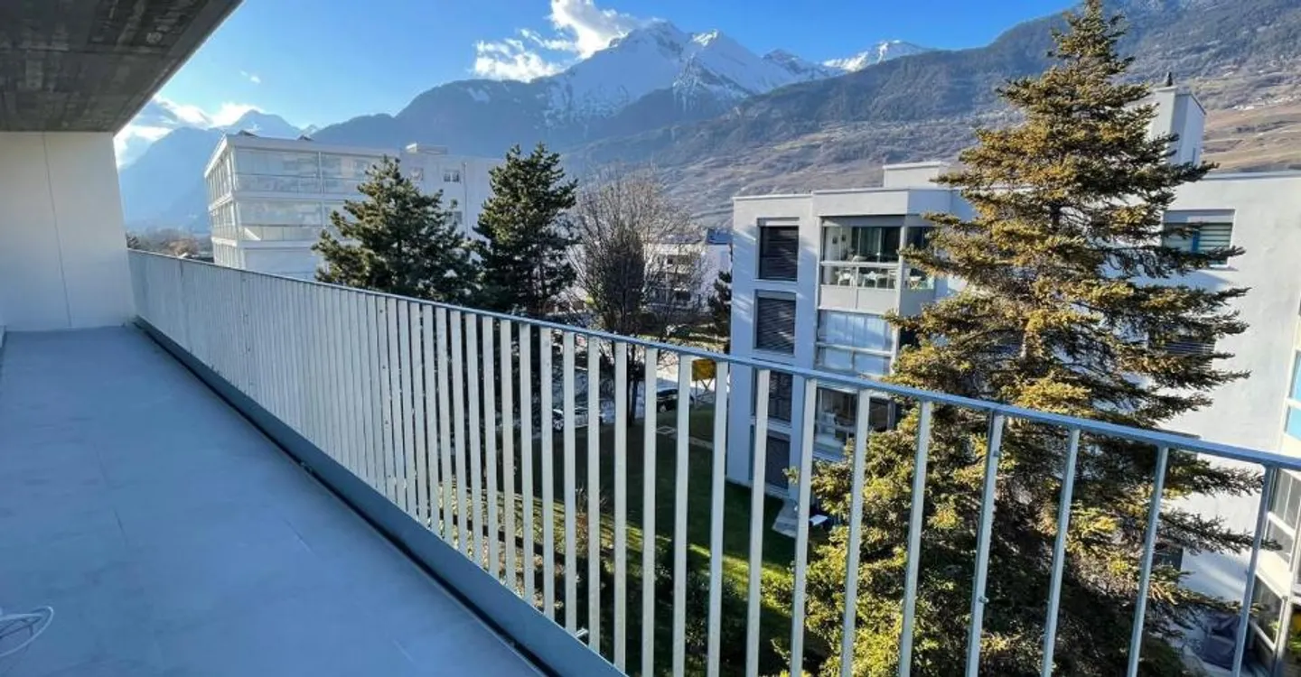 Spazioso attico nuovo con grande balcone - Foto 7 di 10