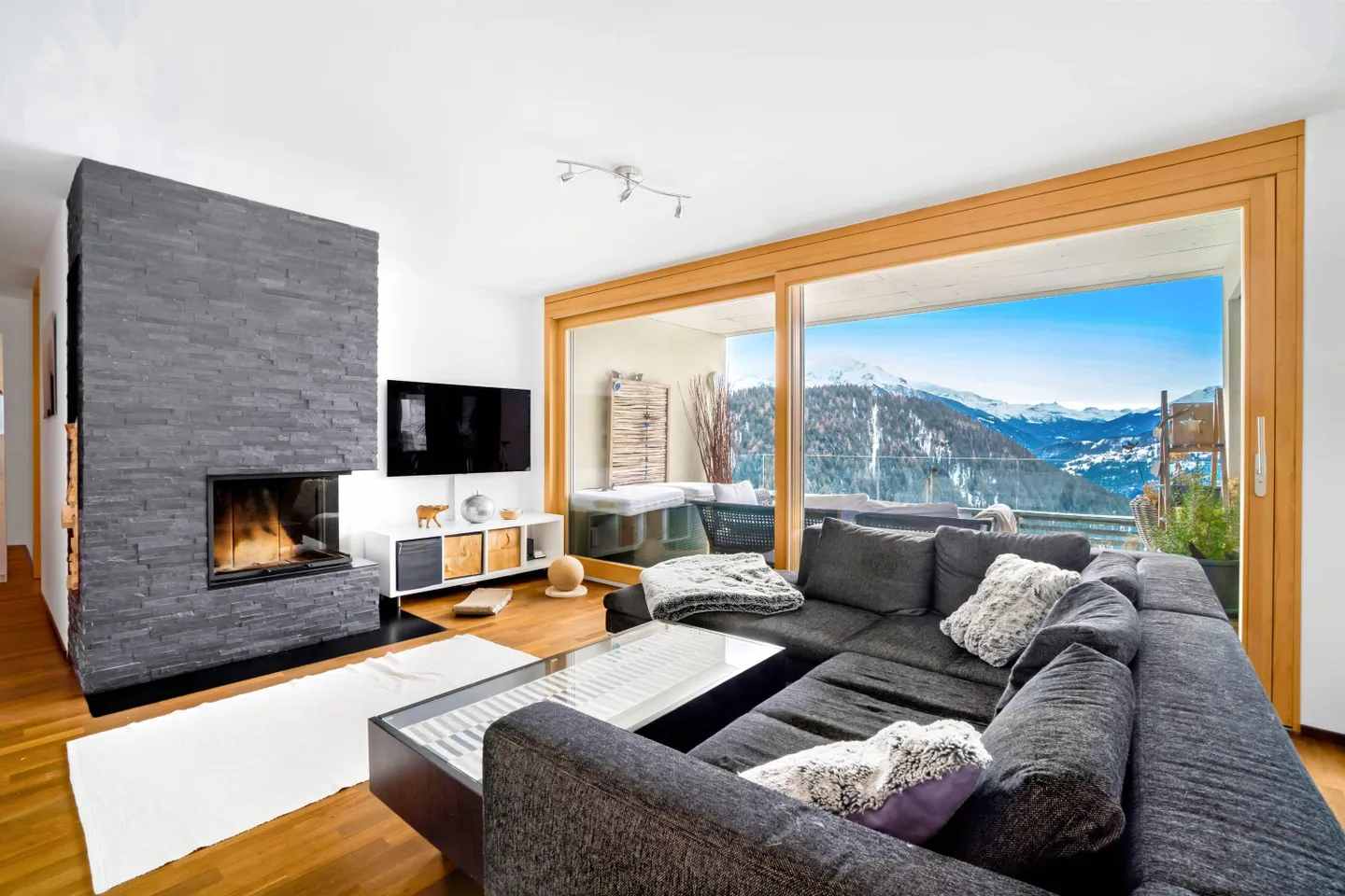 Modernes Apartment mit Bergblick - Foto 1 von 9