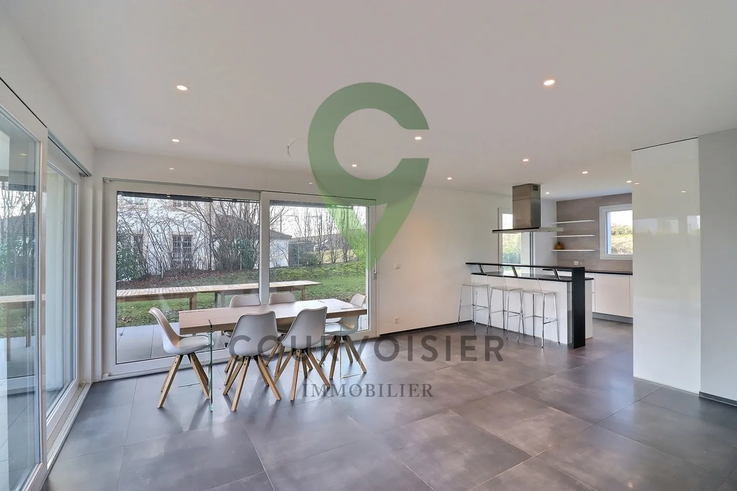 Magnificent ground floor apartment, enhanced by a large private garden, in St-Prex. - Photo 3 of 13