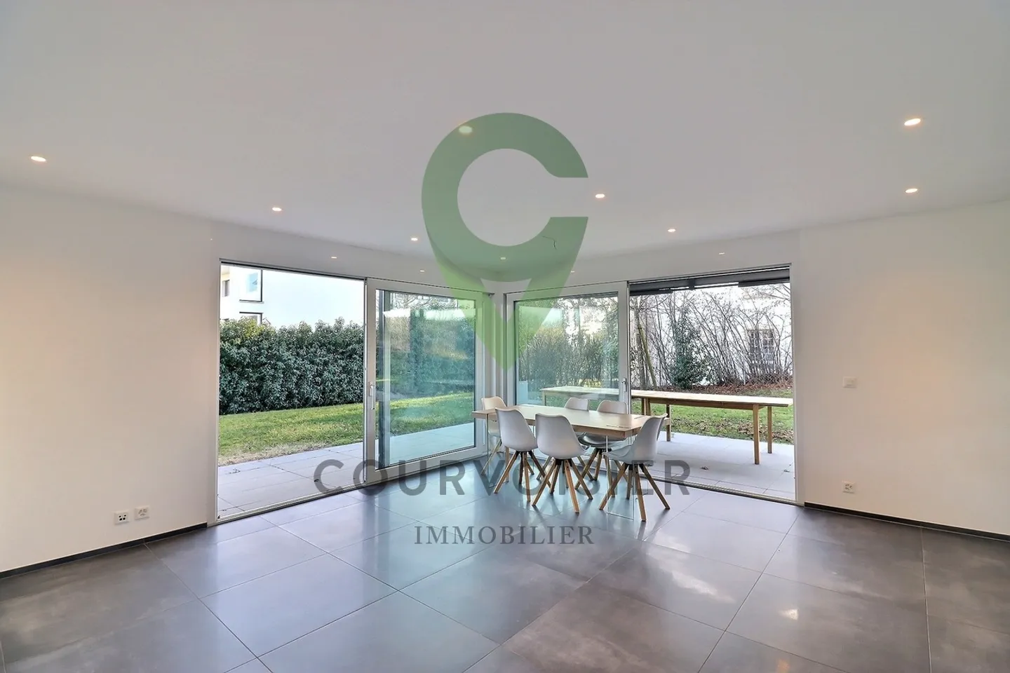 Magnificent ground floor apartment, enhanced by a large private garden, in St-Prex. - Photo 2 of 13