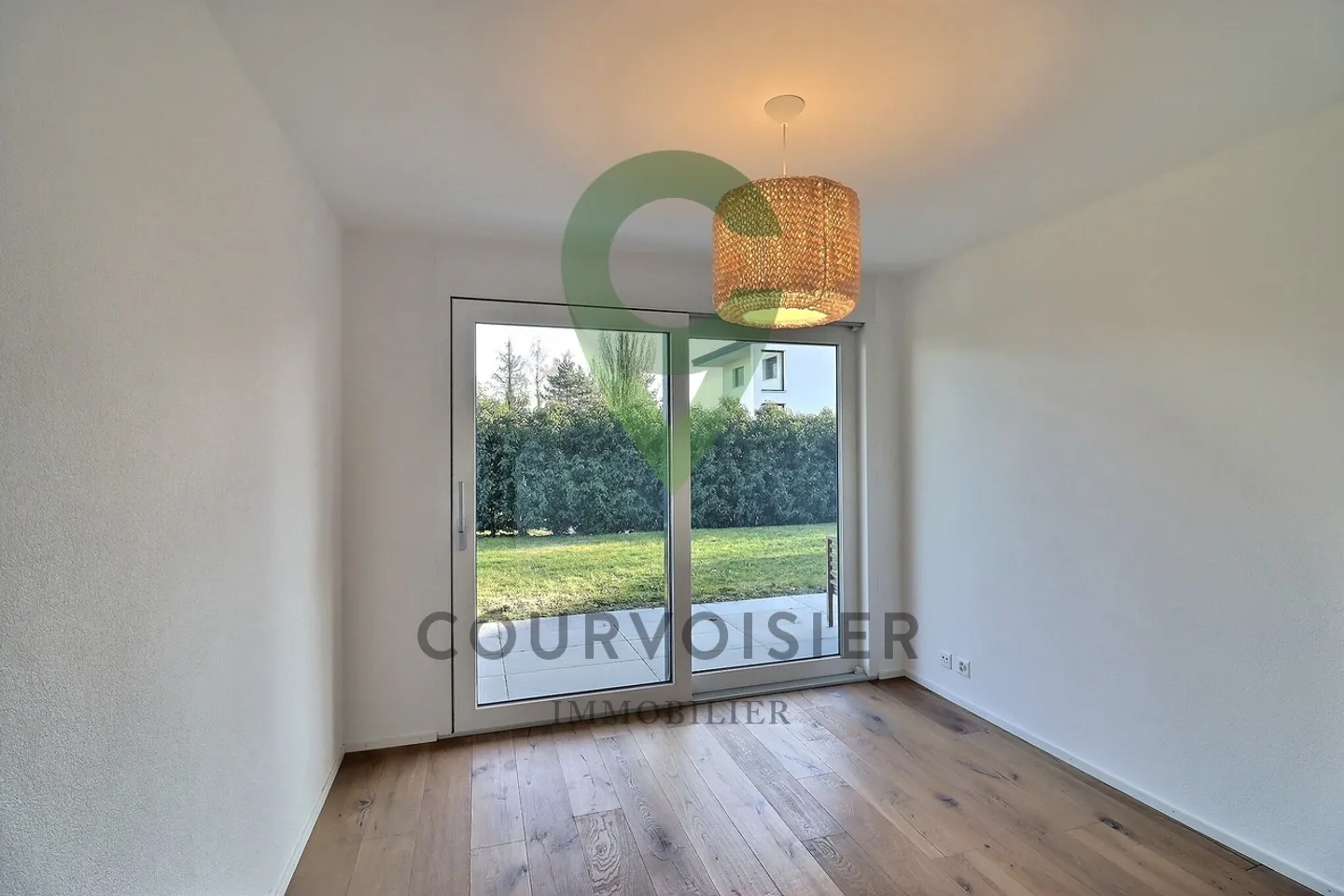 Magnificent ground floor apartment, enhanced by a large private garden, in St-Prex. - Photo 12 of 13