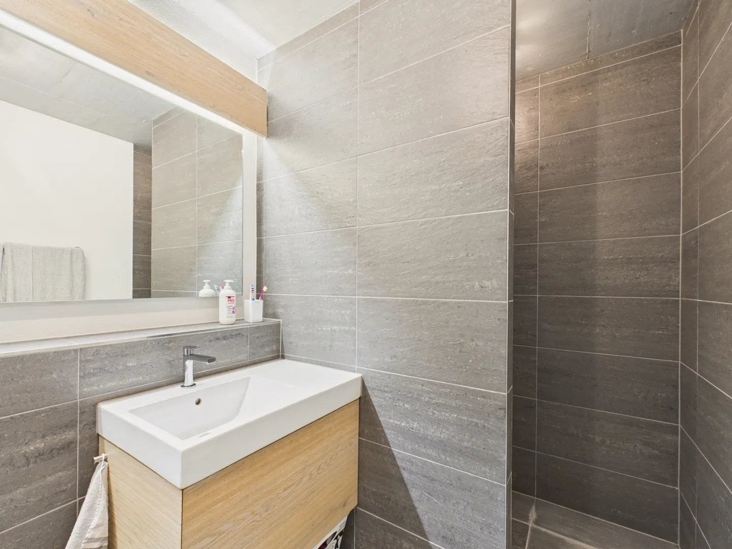 Appartement moderne de 2,5 pièces avec terrasse de jardin spacieuse à Vatt... - Photo 8 sur 12