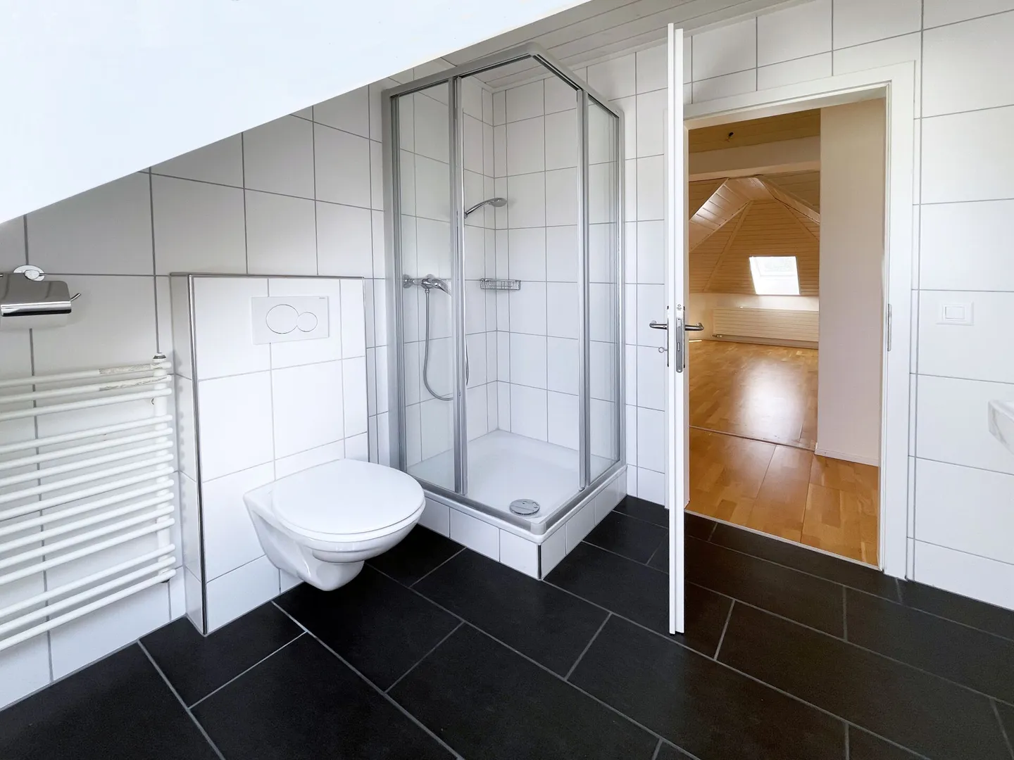 Dachwohnung in renoviertem Jugendstilhaus - Foto 8 von 24