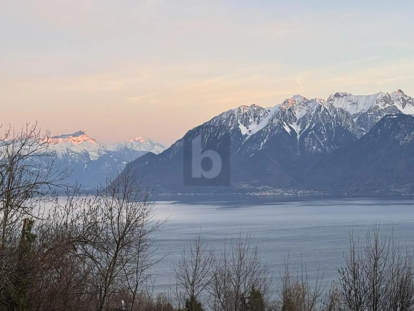 RISTRUTTURATO, MAGNIFICA VISTA SUL LAGO NEL CUORE DI LAVAUX - Foto 2 di 6