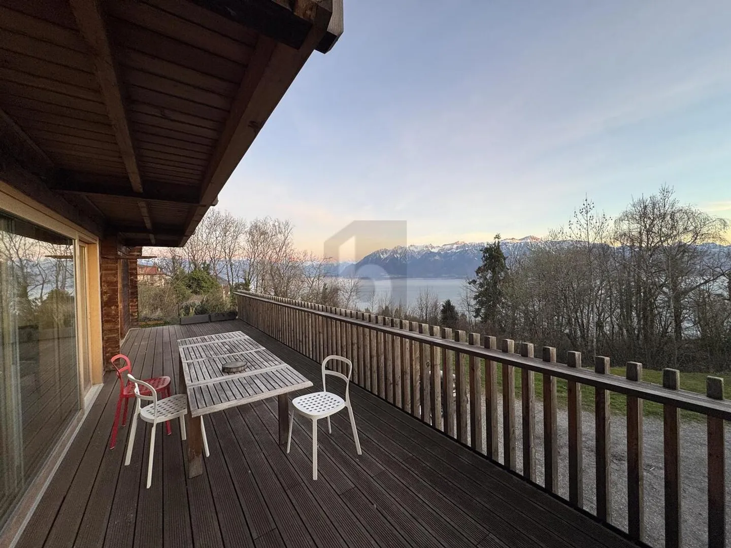 RISTRUTTURATO, MAGNIFICA VISTA SUL LAGO NEL CUORE DI LAVAUX - Foto 3 di 6