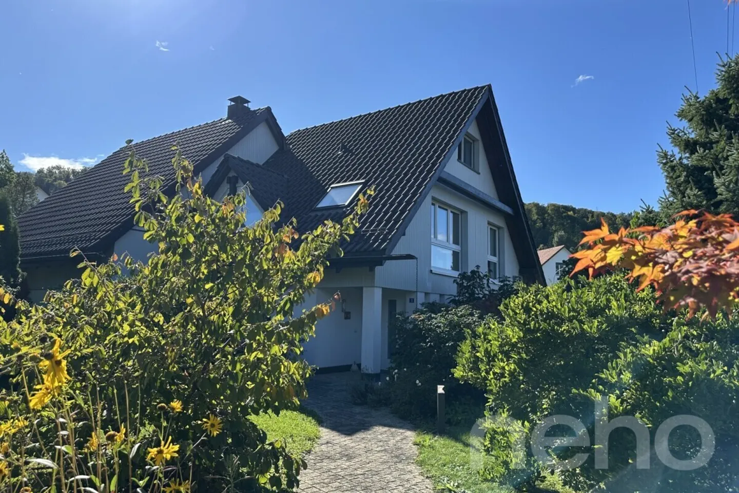 Affascinante casa unifamiliare di 7,5 stanze con grande giardino a Langnau a. - Foto 2 di 13