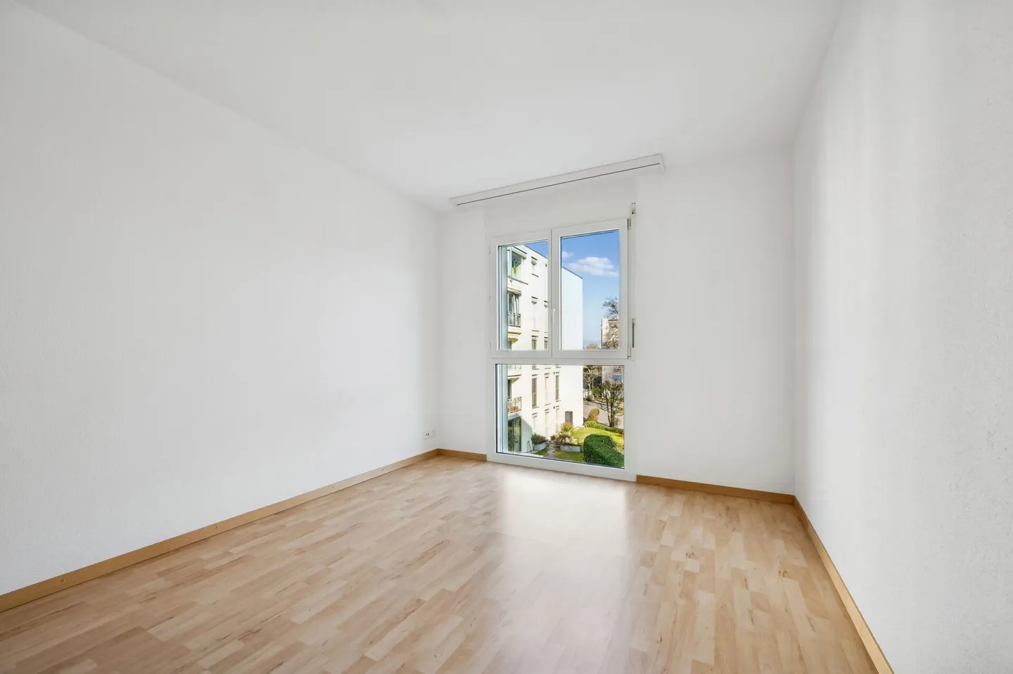 Attractive 4.5-room apartment with balcony and panoramic view of greenery - Photo 8 of 13