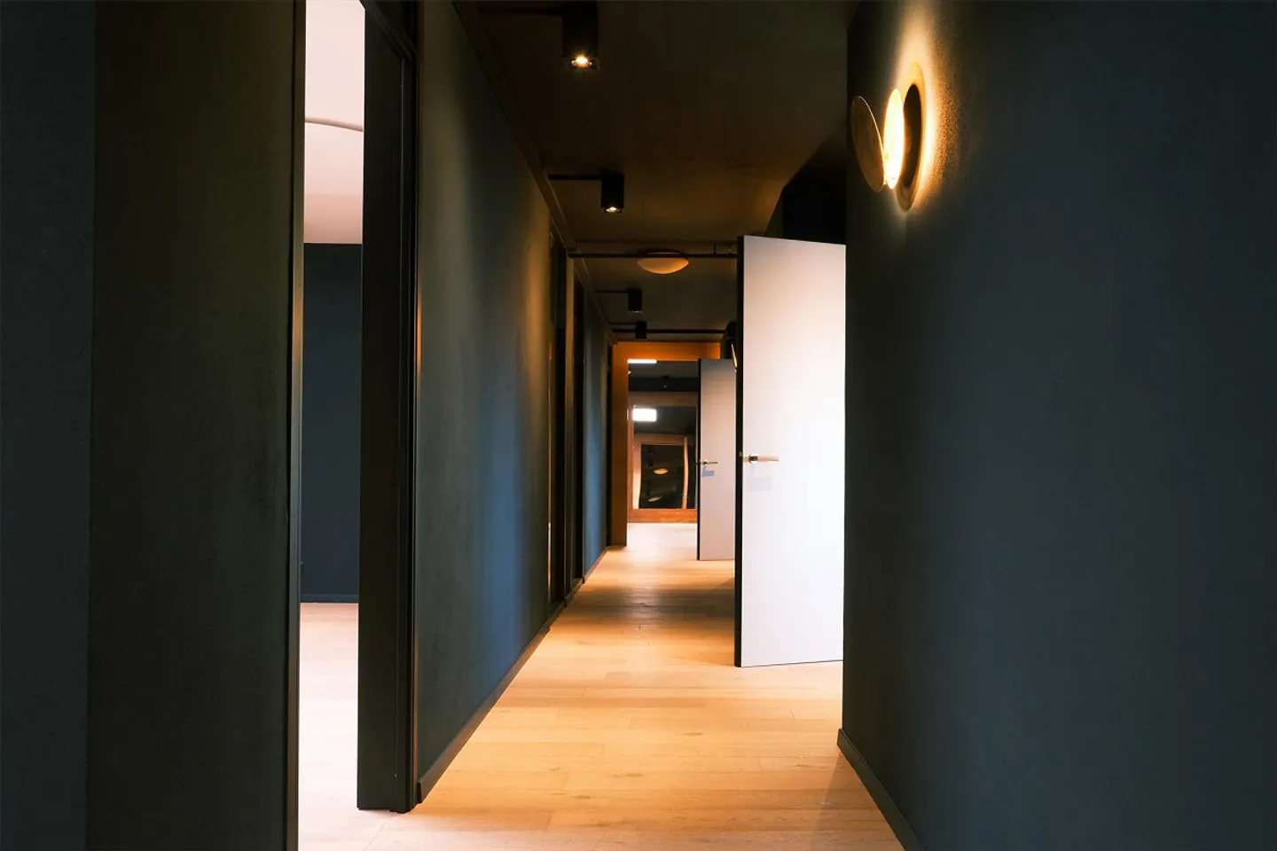 Commercial premises in the West - Photo 12 of 14