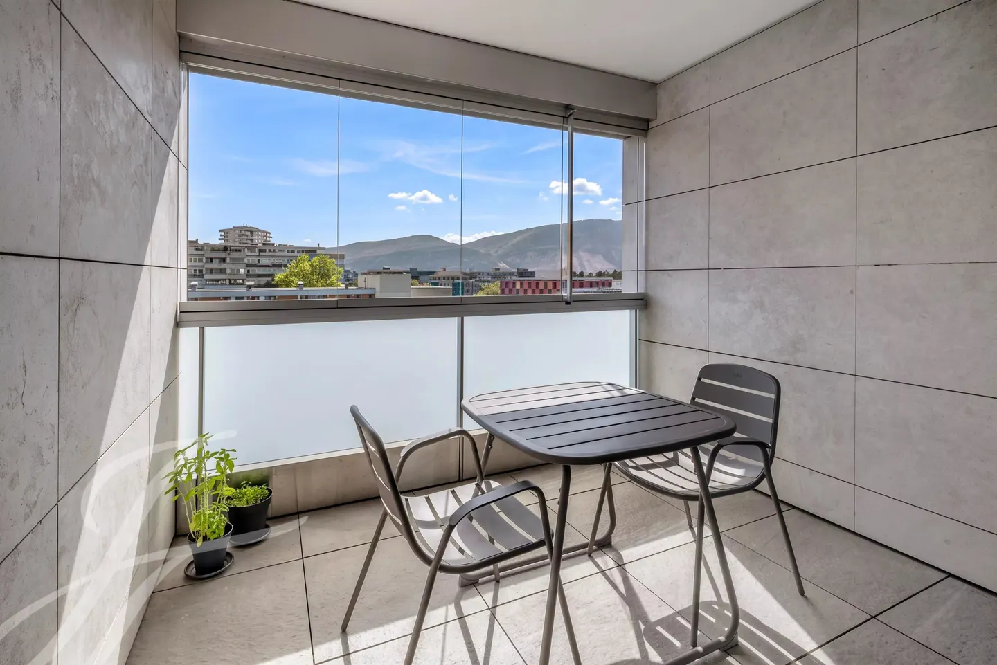 Wohnung in der oberen Etage mit unverbautem Blick - Foto 8 von 10