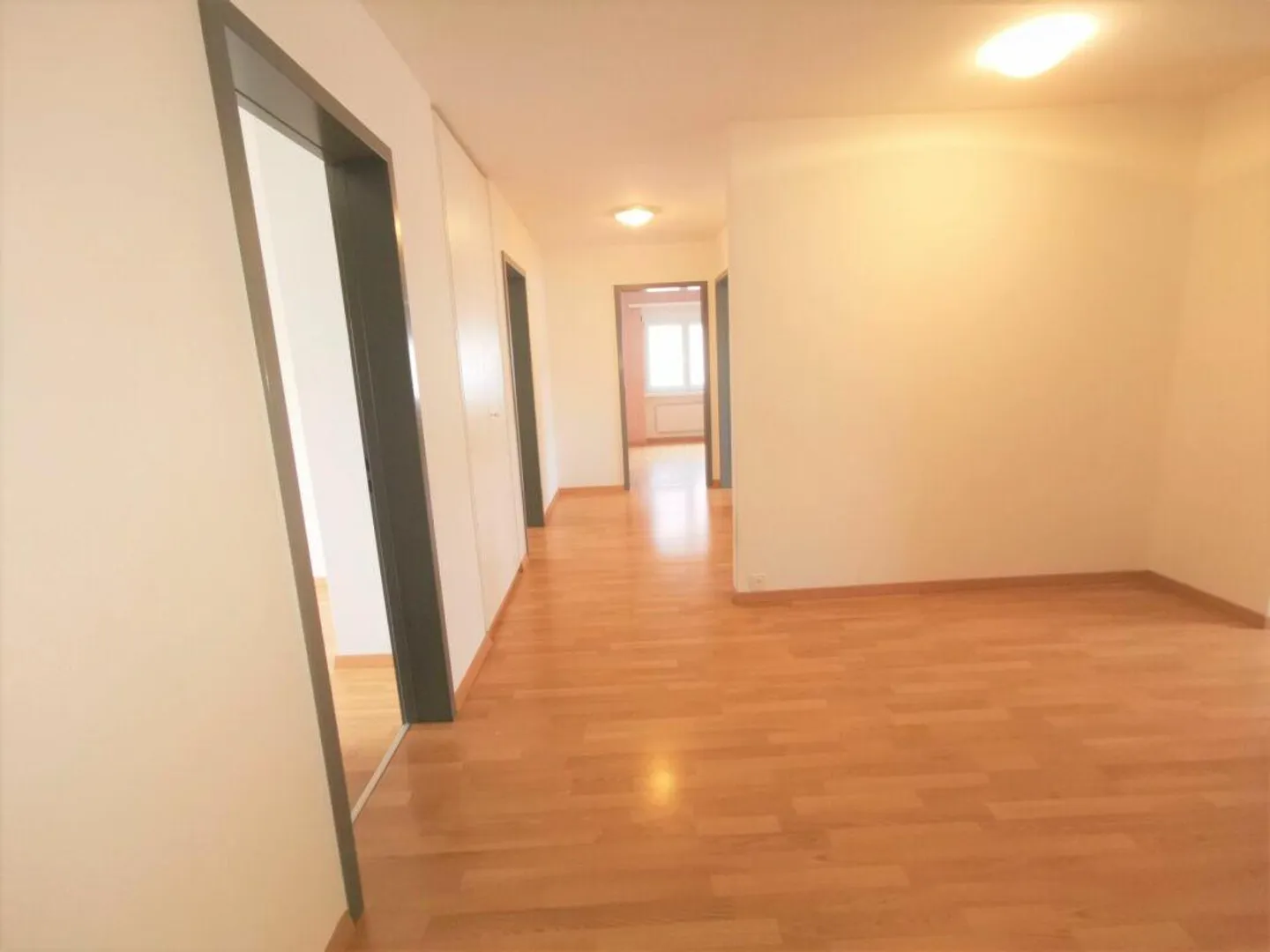 Helle und grosse 3.5Zi Wohnung mit Balkon - Foto 1 von 8