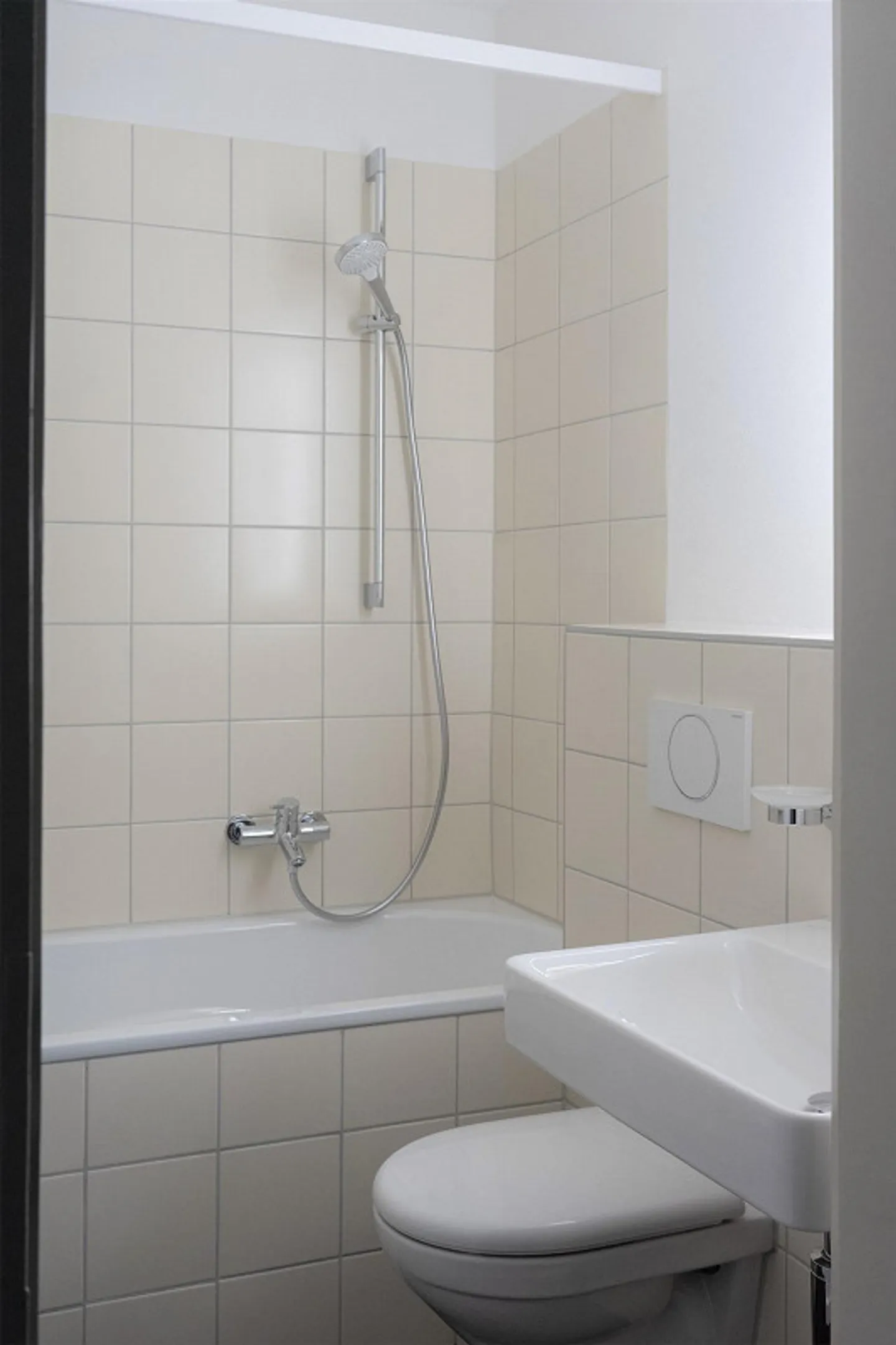 Appartement 2 1/2 pièces entièrement rénové, petit, fin mais OHO! - Photo 3 sur 10