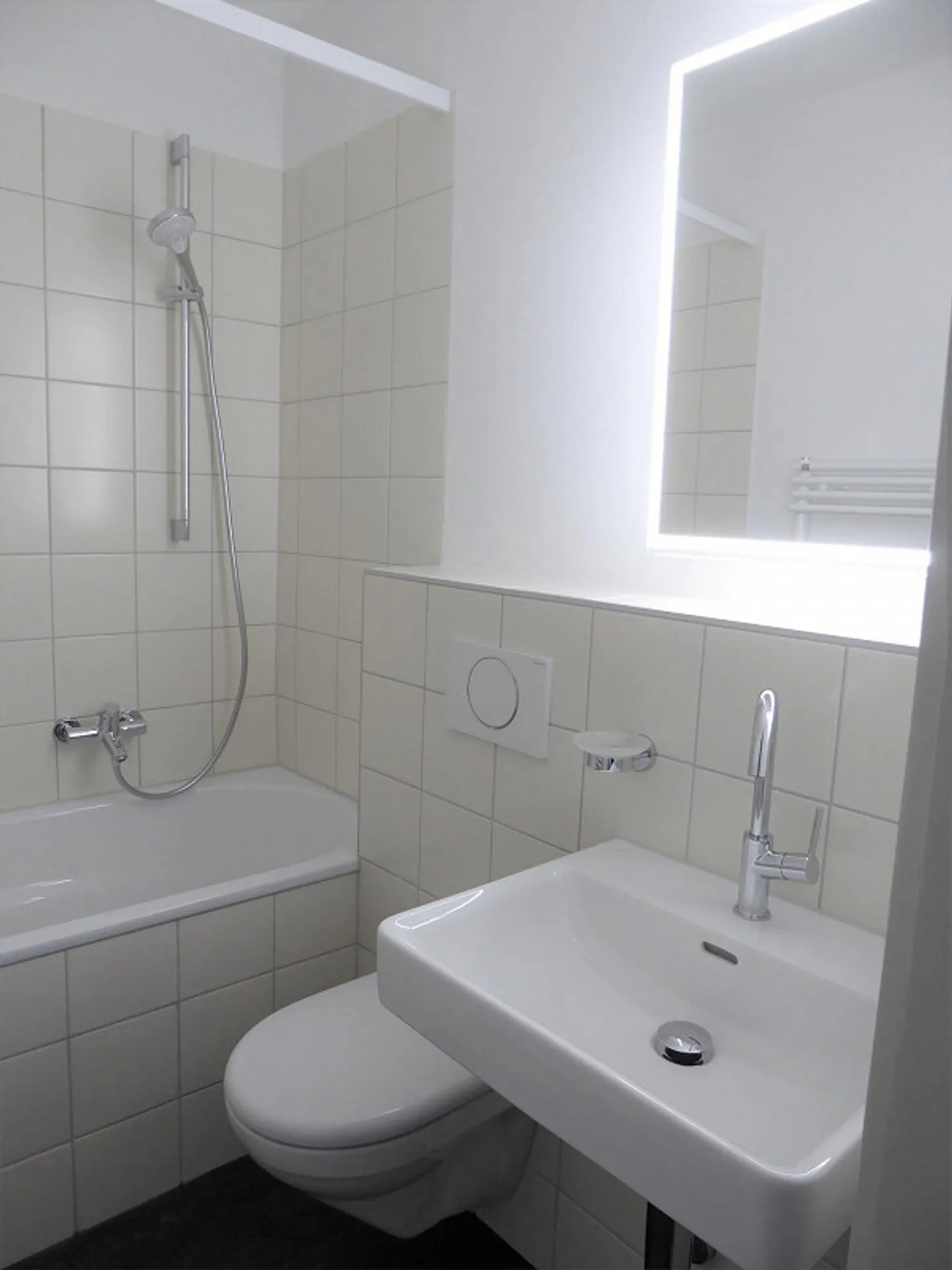 Appartement 2 1/2 pièces entièrement rénové, petit, fin mais OHO! - Photo 5 sur 10