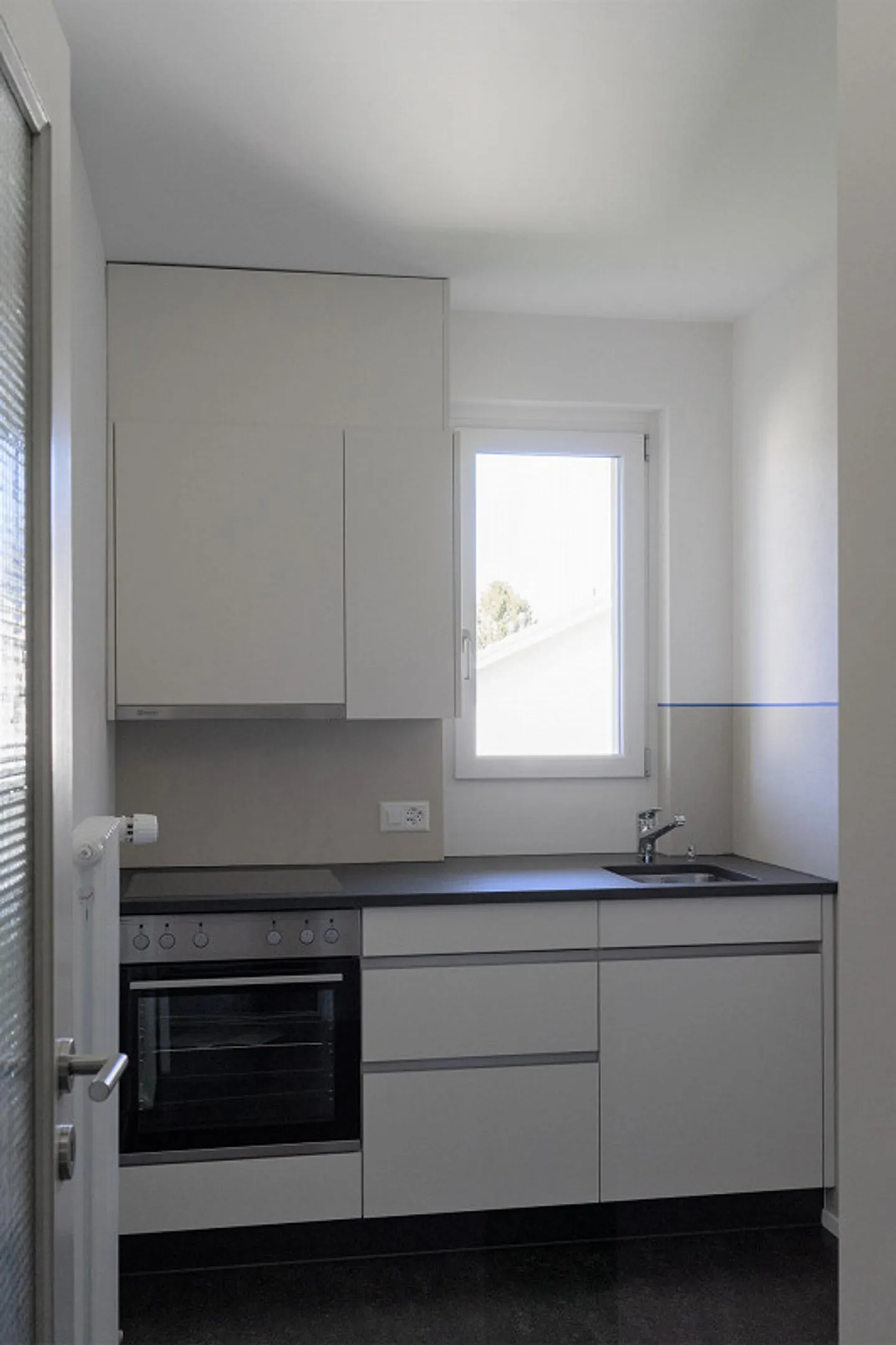 Appartement 2 1/2 pièces entièrement rénové, petit, fin mais OHO! - Photo 2 sur 10