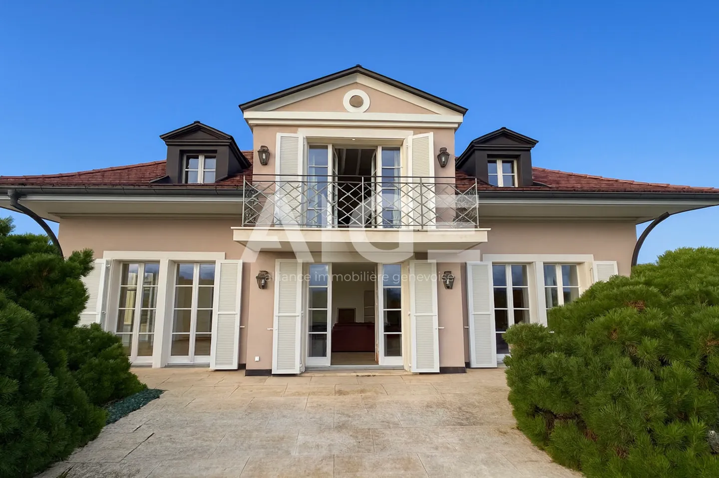 Villa Elegante con Vista Mozzafiato - Foto 2 di 10
