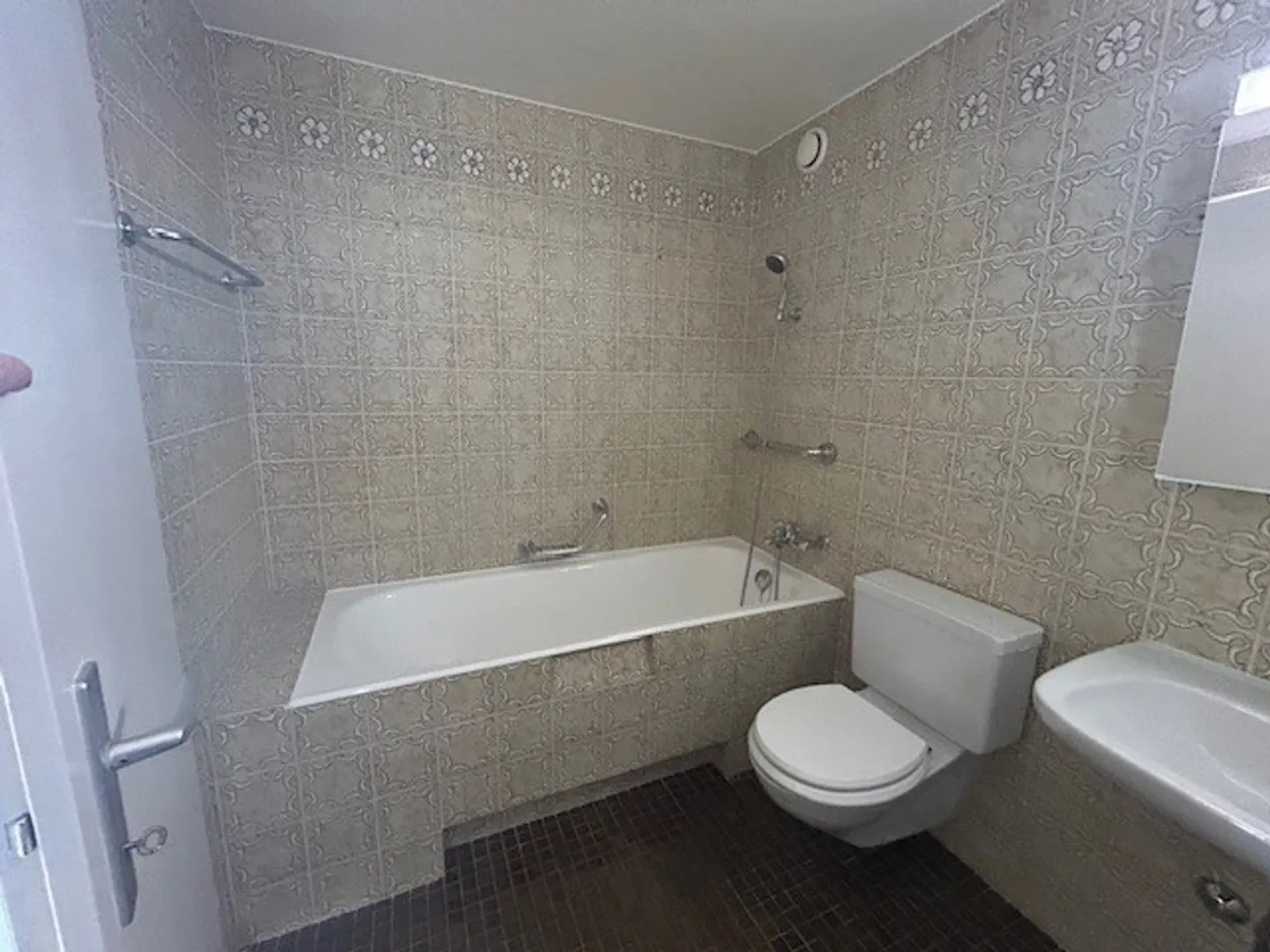 BOUCHET/BALEXERT DISTRICT - 4 rooms UNFURNISHED - Photo 9 of 9