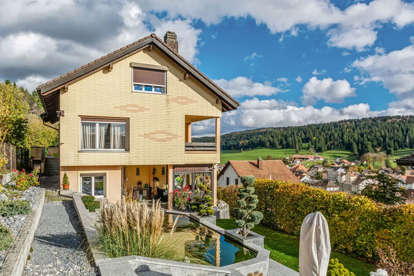 House with two apartments and 7 garages - Photo 2 of 13