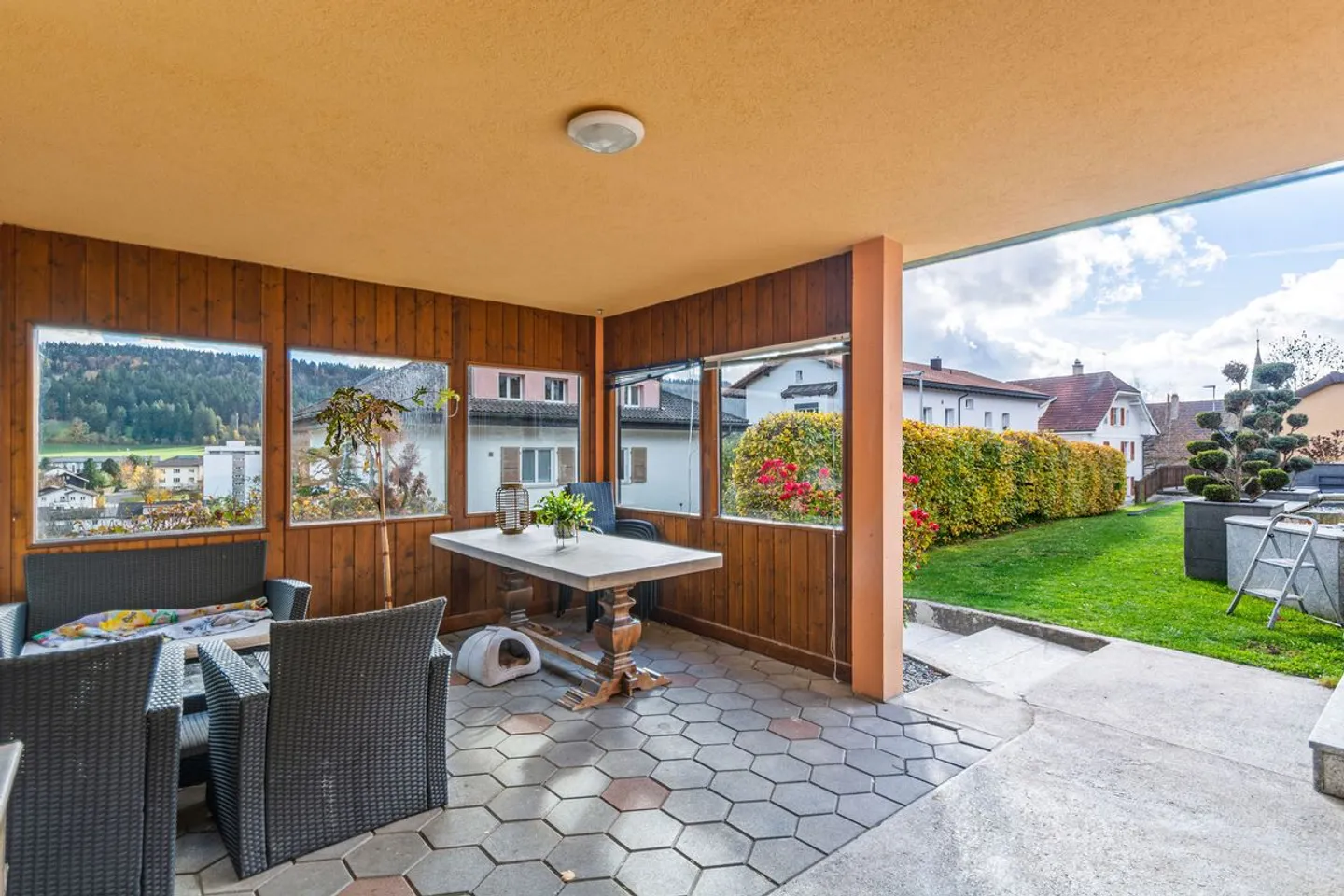 House with two apartments and 7 garages - Photo 4 of 13