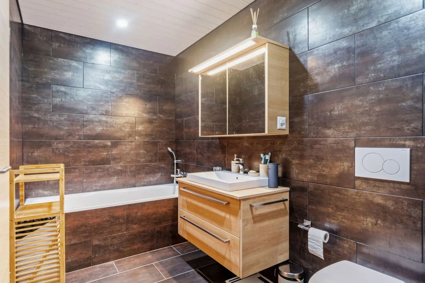 House with two apartments and 7 garages - Photo 9 of 13