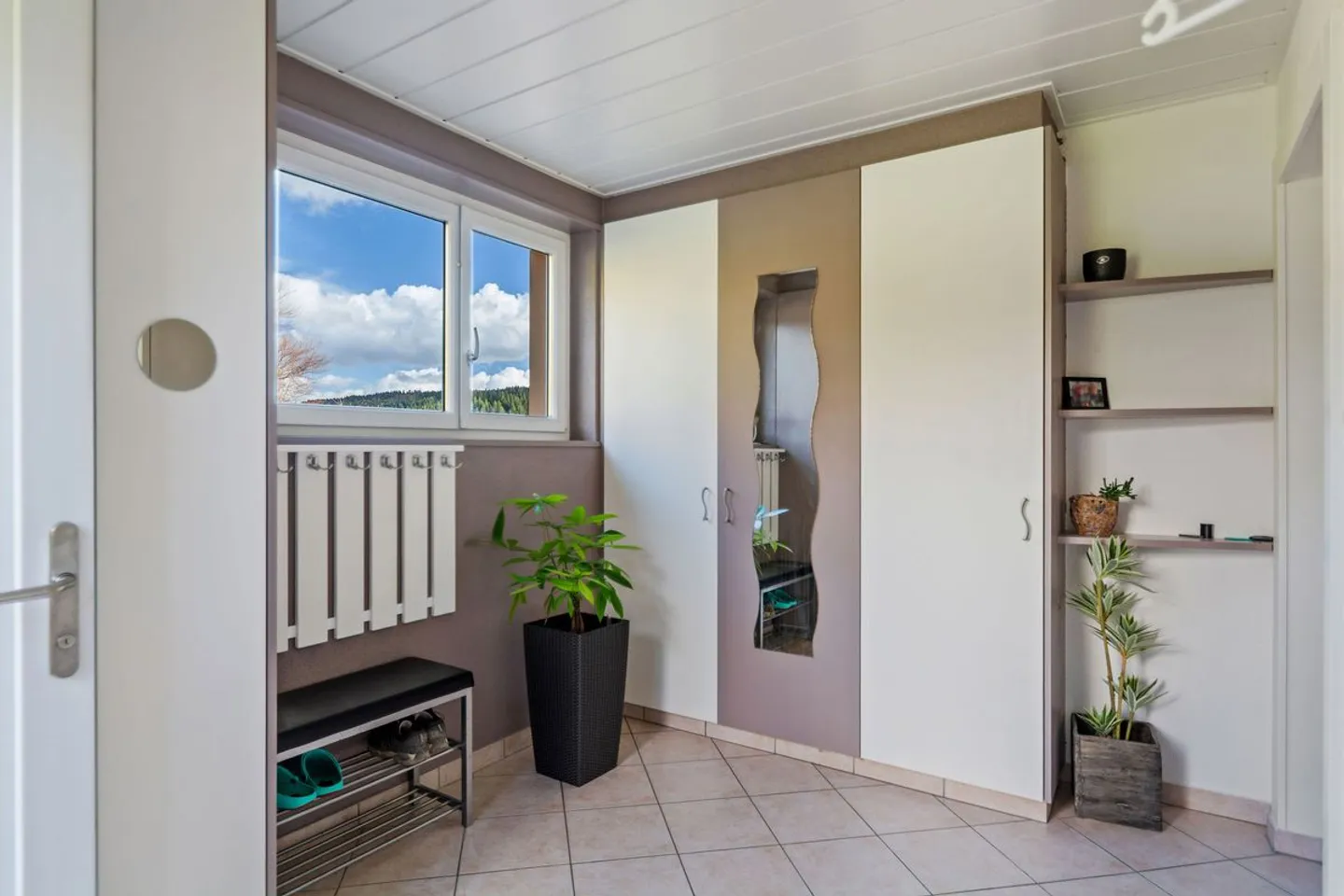 House with two apartments and 7 garages - Photo 11 of 13